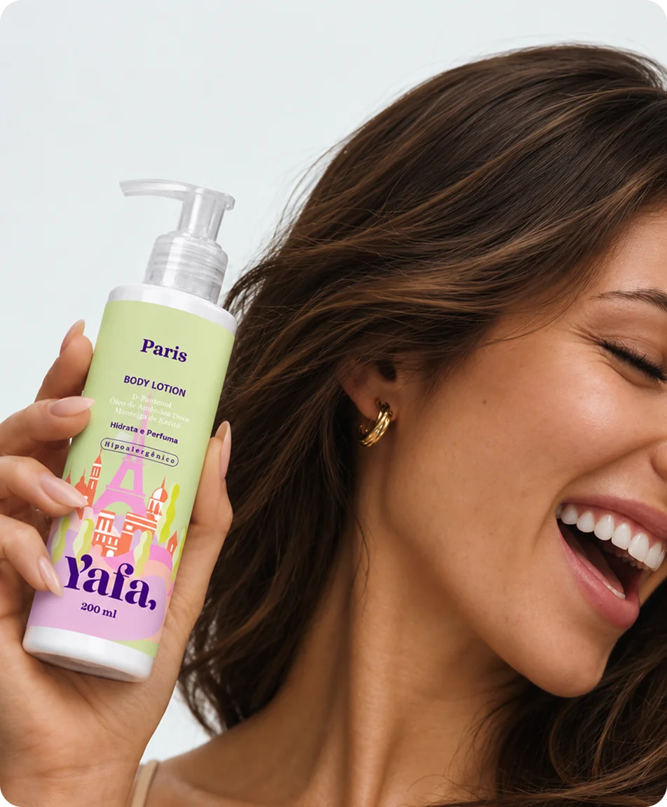Modelo segurando produto Yafa