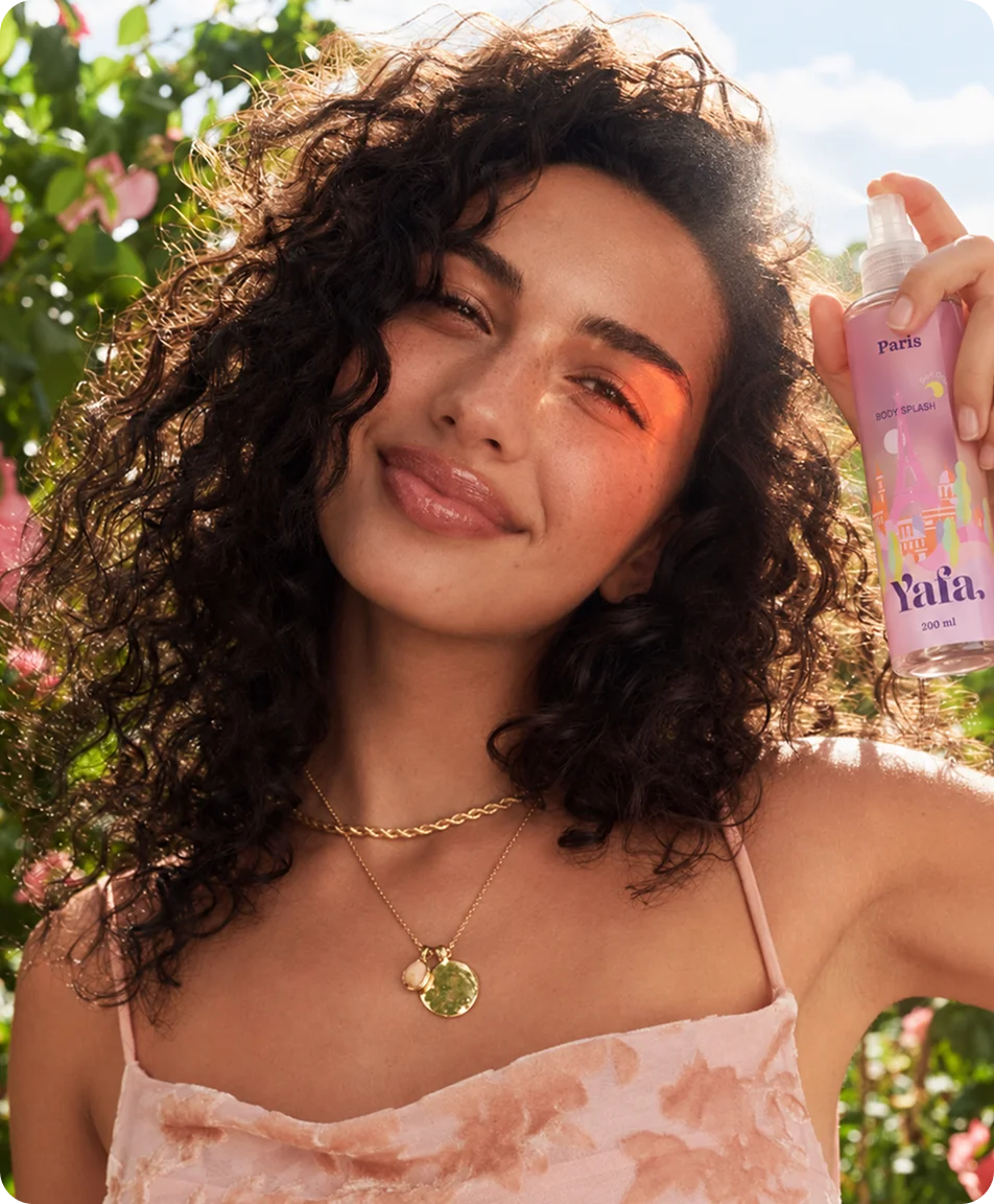 Modelo segurando produto Yafa